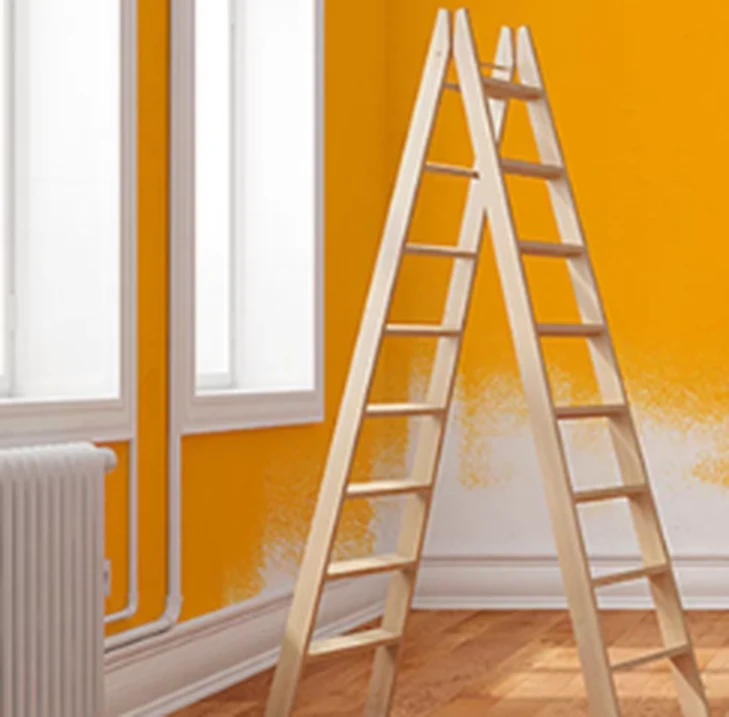 Ambiente em reforma com escada e parede em pintura laranja