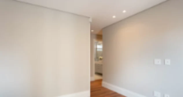 Apartamento de paredes claras após serviço de pintura